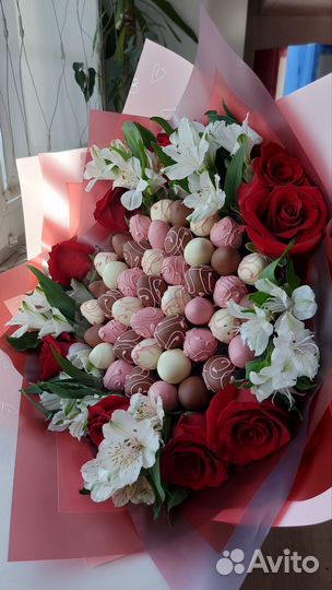 Букет клубника в шоколаде с цветами