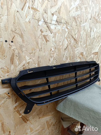 Решетка переднего бампера Hyundai Solaris 1