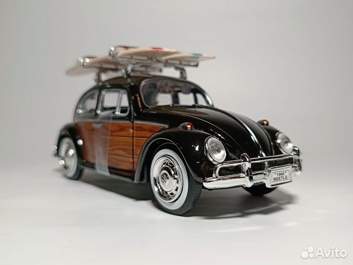 Volkswagen Beetle with Surfboard 1:24 Motormax