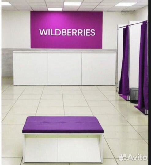 Сотрудник пункта выдачи заказов