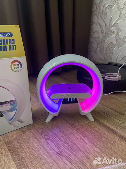 Блютуз колонка с функцией беспроводной зарядки