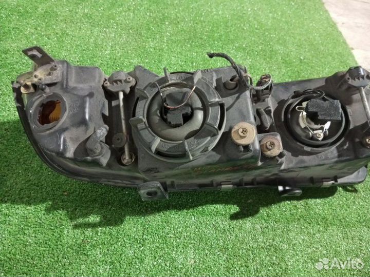 Фара галогеновая правая Mitsubishi Diamante F36A