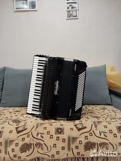 Готово-выборный Итальянский аккордеон на 45 кл