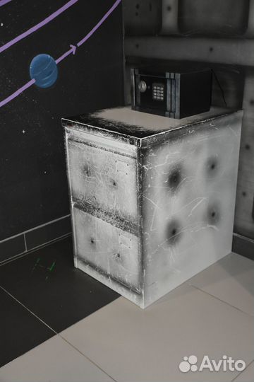 Металлическая тумба с выдвижными ящиками