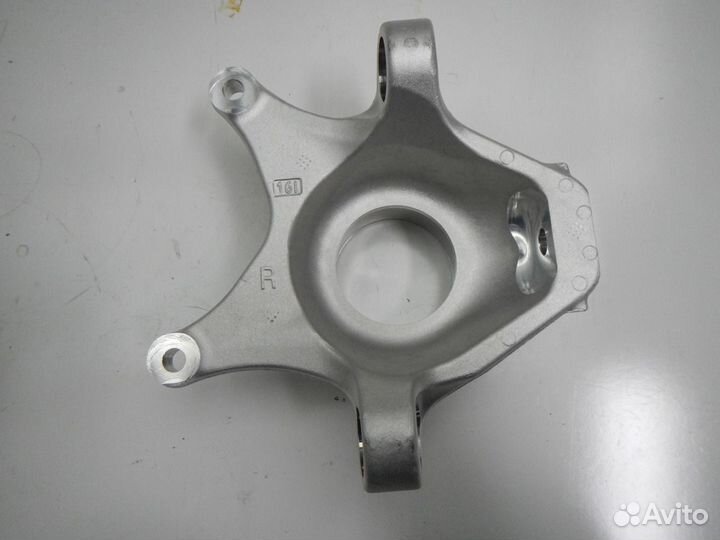 Кулак задний правый Maverick X3 BRP 706001961