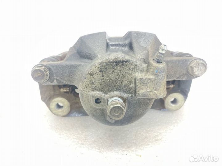 Суппорт тормозной передний правый Toyota Voxy