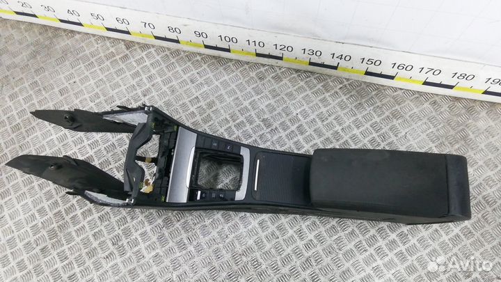 Подлокотник центральный на Volkswagen Passat B7
