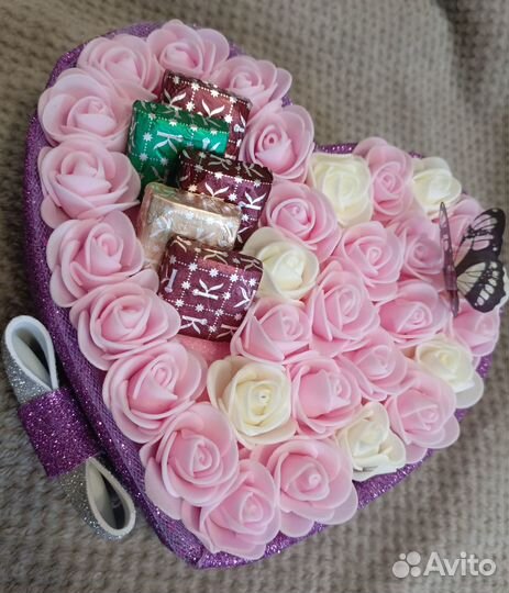 Композиции из конфет и роз из фоамирана