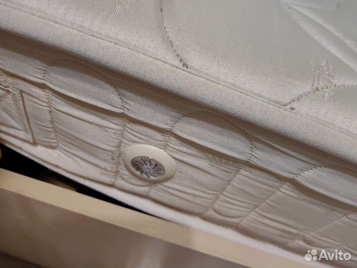 Кровать двуспальная с ящиками и матрасом