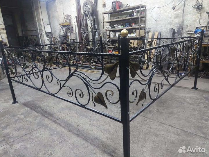 Кованые ограды, кресты, памятники