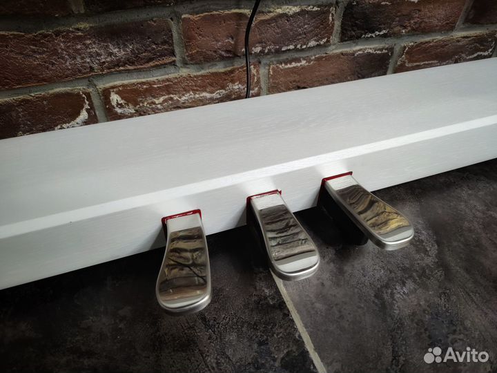 Цифровое пианино с крышкой