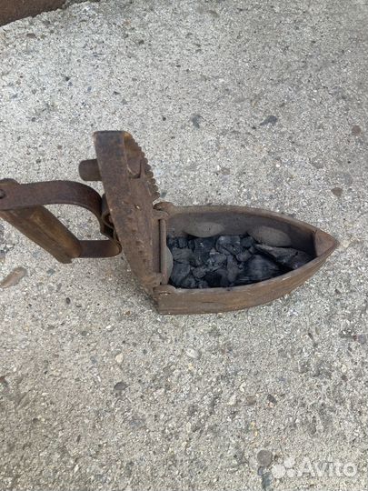 Старый утюг на углях
