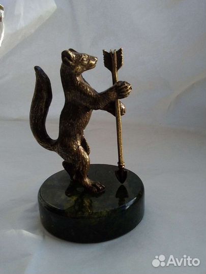 Бронзовая статуэтка, подставка из змеевика Соболь