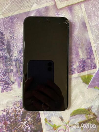 Продам iPhone 8