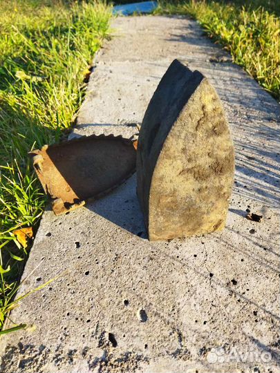 Старинный угольный утюг