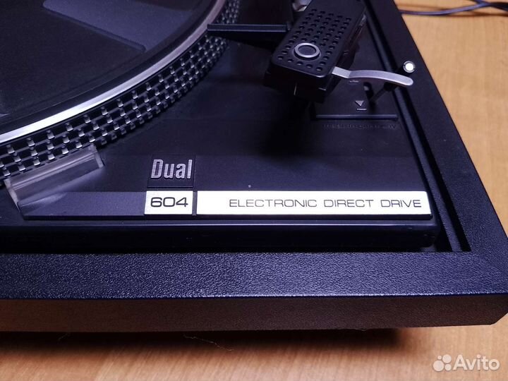 Проигрывать винила Dual CS-604