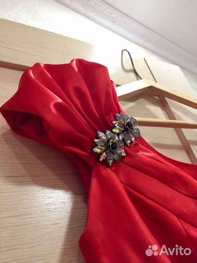 Вечернее красное платье на одно плечо