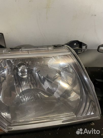Фара передняя Mitsubishi Pajero 3