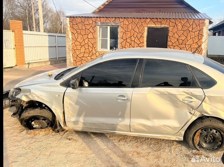Volkswagen Polo 1.6 AT, 2011, битый, 120 000 км