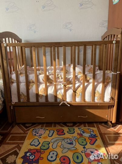 Детская кроватка с маятником