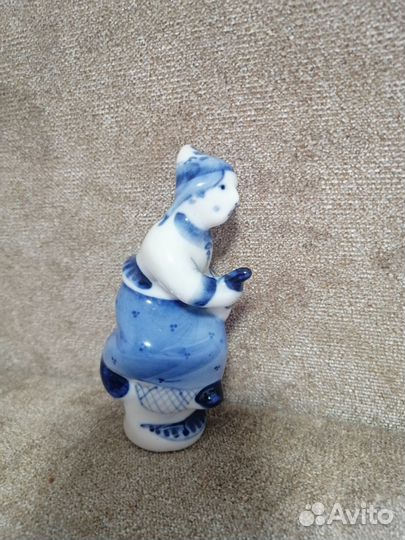 Фарфоровая статуэтка 