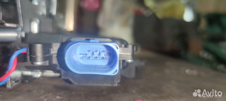 Замок задней правой двери touareg gp