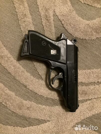 Игрушечный пистолет не стреляет и не должен