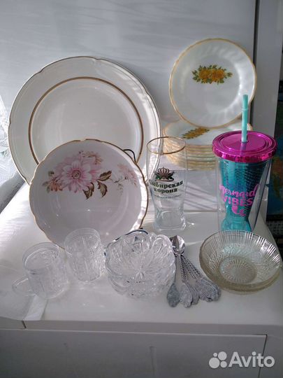 Посуда: блюда, чашки, стаканы, тарелки, ложки