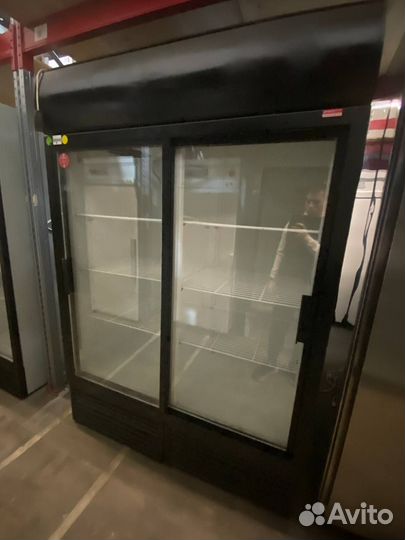 Холодильный шкаф со стеклянной дверью