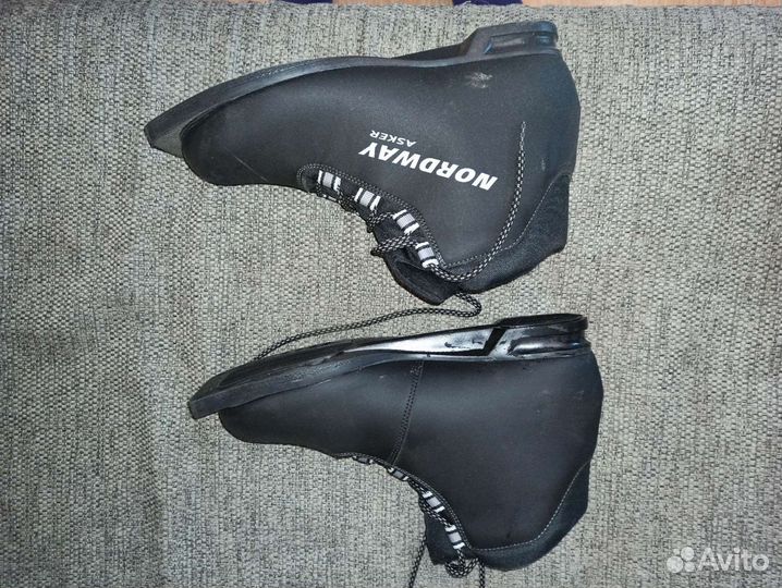 Лыжные ботинки и лыжи