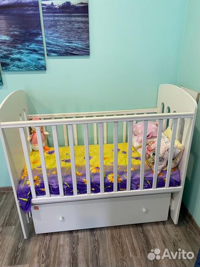 Детская кроватка с маятником