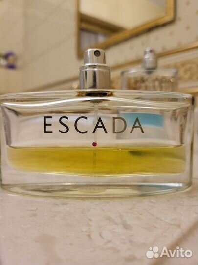 Escada into the blue и Escada красная точка