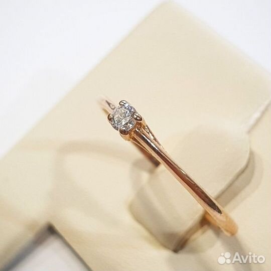 Золотое кольцо с камнем 18р