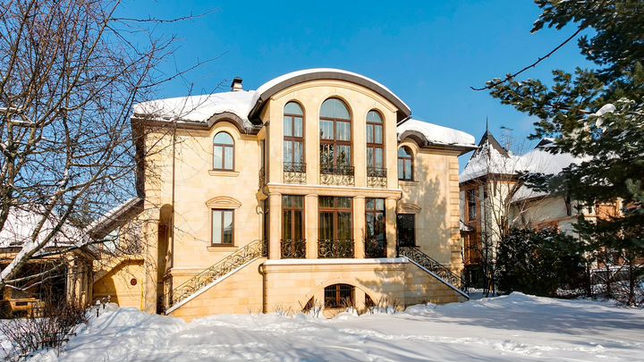 Коттедж 660 м² на участке 15 сот.