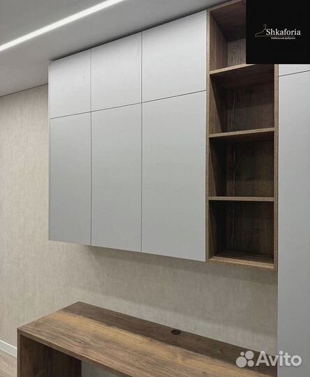 Шкаф распашной с полками