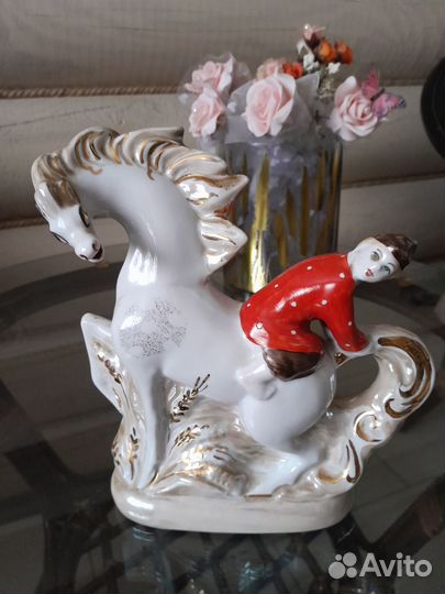 Фигурка фарфоровая