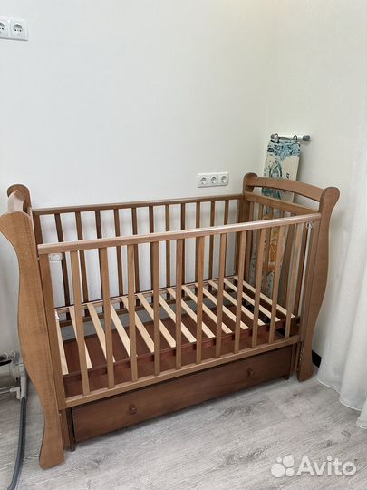 Кроватка для новорожденных с маятником