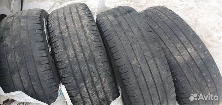 Michelin Latitude Tour HP 215/70 R16