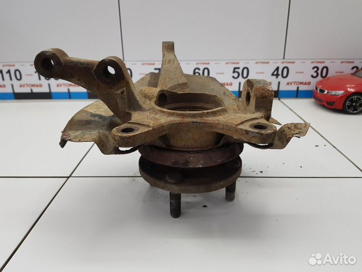 Кулак поворотный передний правый со ступицей