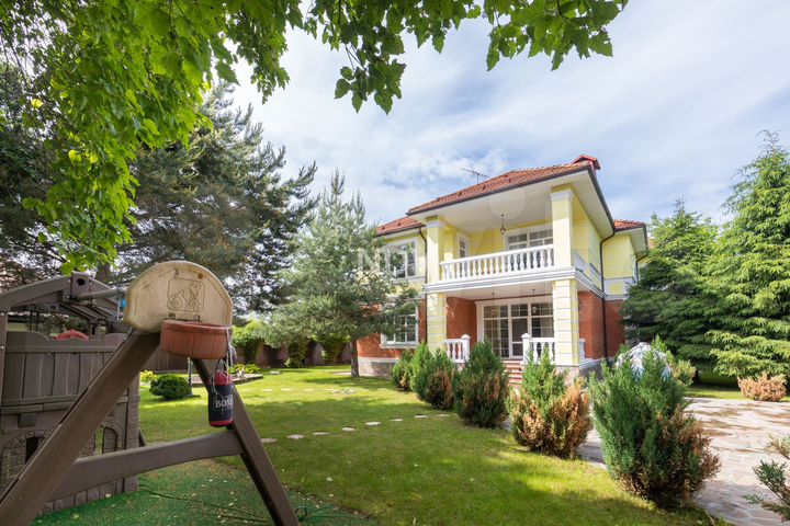 Дом 530,1 м² на участке 18 сот.