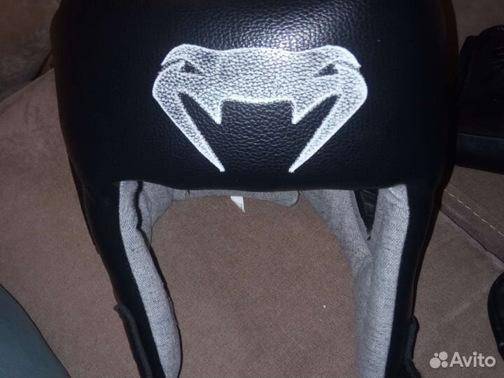 Перчатки и шлем для единоборств