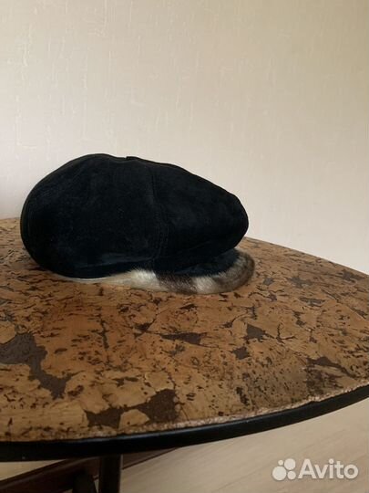 Женская замшевая кепка с меховой отделкой