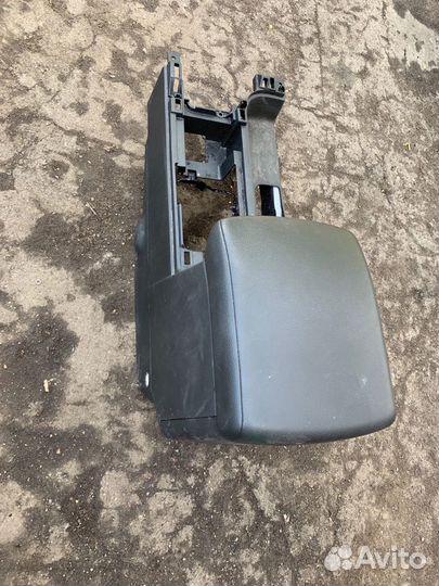 Подлокотник Nissan Navara