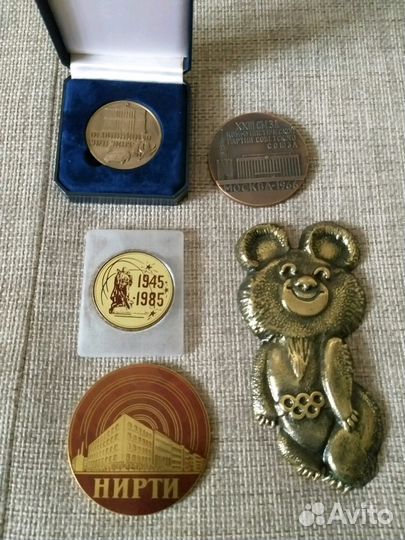 Олимпийский мишка и другие памятные знаки