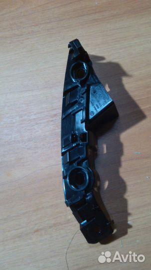 В наличии. Кронштейн переднего бампера левый