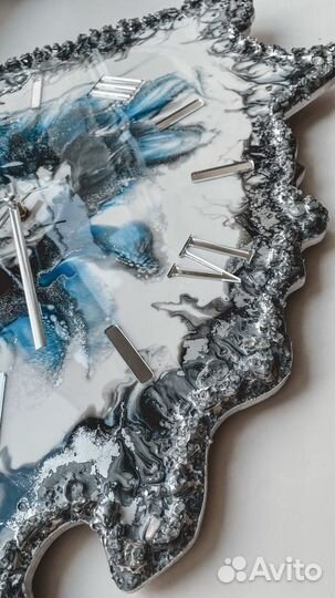 Часы из эпоксидной смолы и дерева