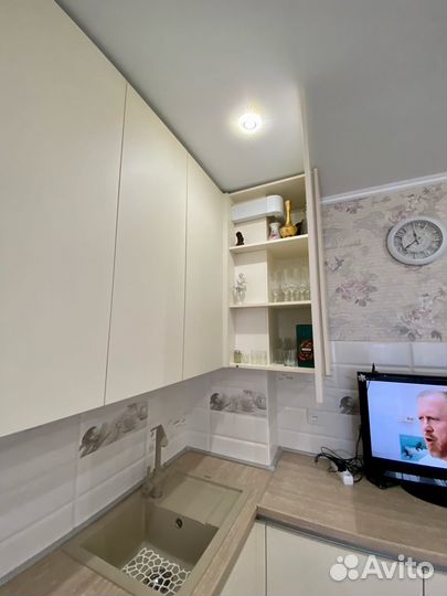 Угловая кухня на заказ. Фабрика в Омске