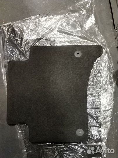 Коврик задний правый VW touareg 7L6862478pqrk