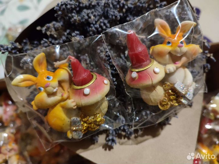 Свечи в подсвечнике в виде денежного зайца