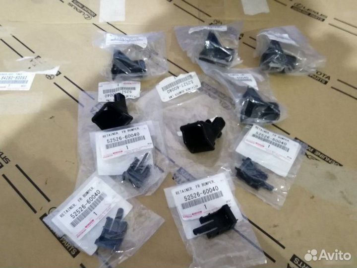 Клипса решетки радиатора Lexus Lx